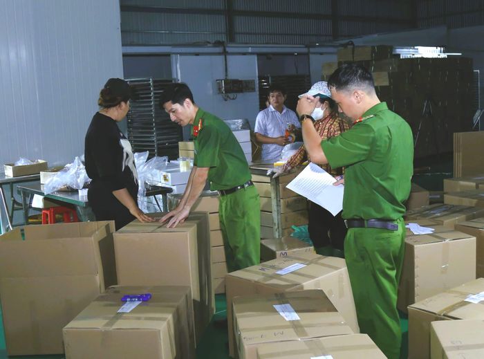 Cơ quan chức năng niêm phong số hàng hoá thịt bò giả. Ảnh: CA TPĐN
