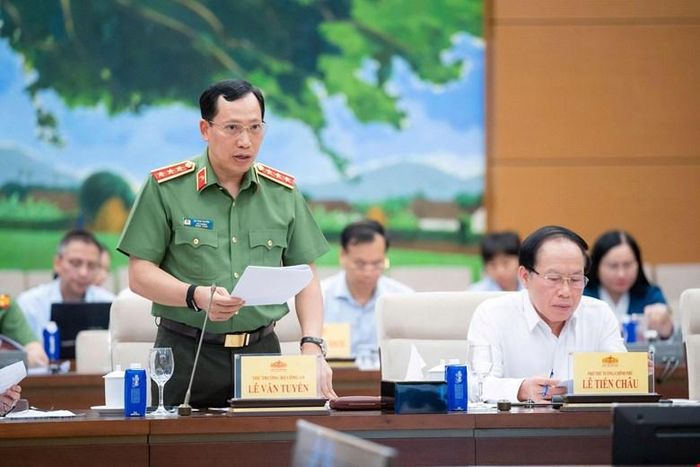  Thứ trưởng Bộ Công an Lê Văn Tuyến trình bày tại phiên họp. Ảnh: CẨM HÀ 