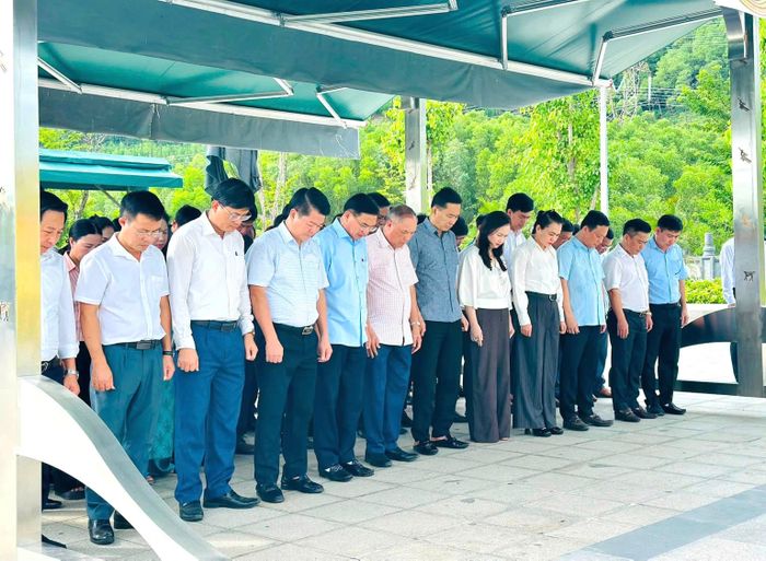  Các đại biểu dâng hương tưởng niệm Tổng Bí thư Hà Huy Tập 