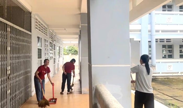 Các thầy, cô giáo tại xã Gia Hoà, TP Cần Thơ vệ sinh trường lớp chuẩn bị cho năm học mới