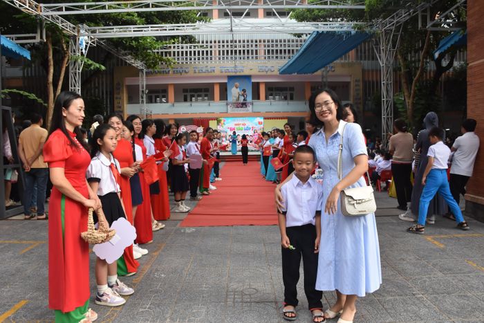 Phụ huynh, học sinh được chào đón ngay từ cổng trường.