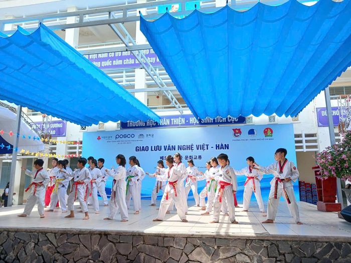 Màn trình diễn võ thuật đặc sắc của học sinh Trường Tiểu học Quang Trung.