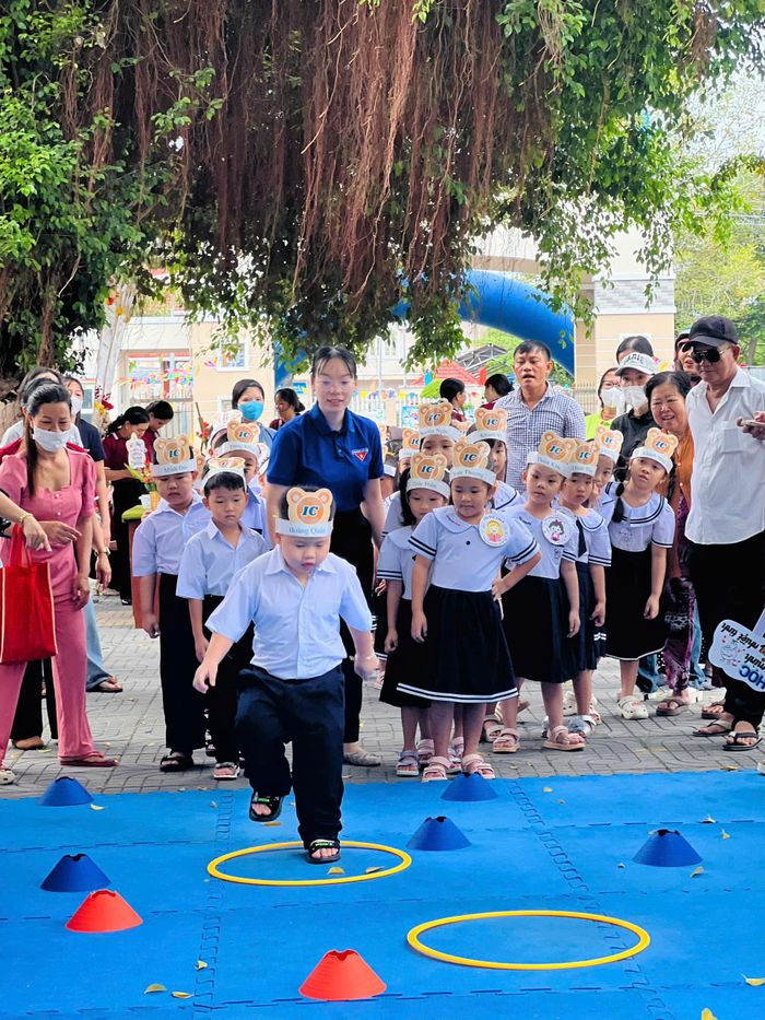 Học sinh lớp 1 hào hứng tham gia trò chơi vận động.