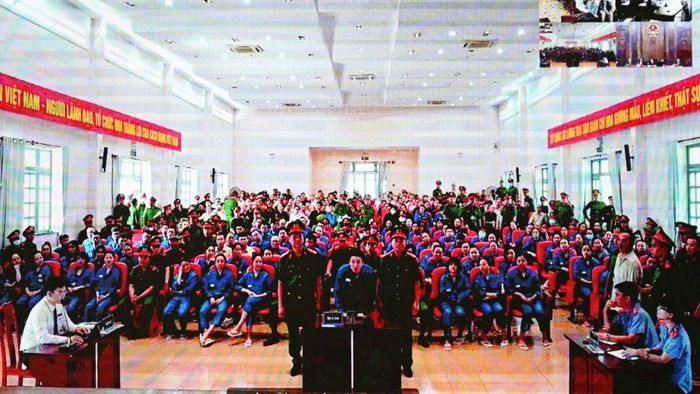 HĐXX tiến hành phần xét hỏi đối với nhóm bị cáo trong vụ án. Ảnh chụp qua màn hình: S.M
