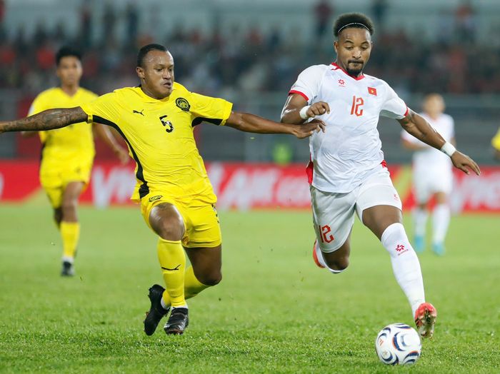 Rodney Celvin (áo vàng) của Malaysia tranh bóng với Xuân Son ở trận lượt đi trên sân Kuala Lumpur. Ảnh: ANH KHOA