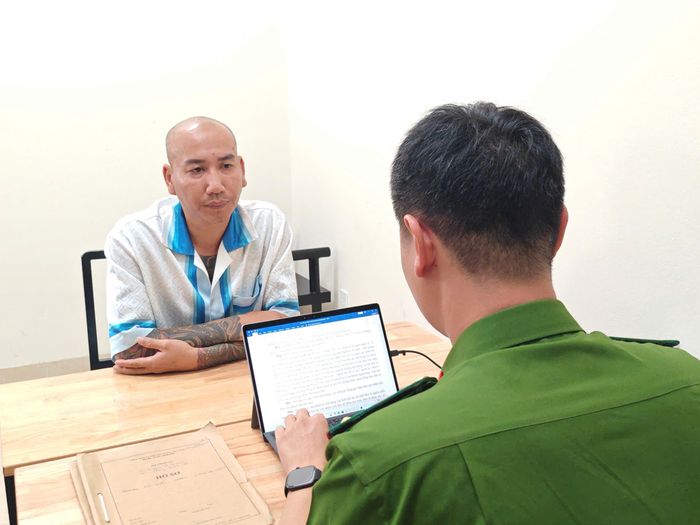 Lê Văn Phú tại cơ quan chức năng. Ảnh: Công an TP Hà Nội cung cấp
