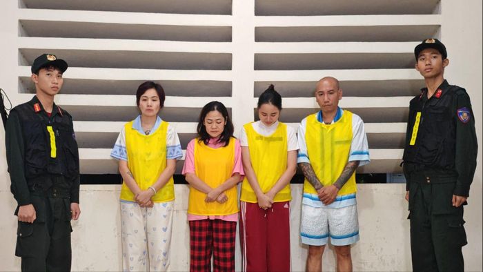 Lê Văn Phú và các đối tượng tại cơ quan chức năng. Ảnh: Công an TP Hà Nội cung cấp