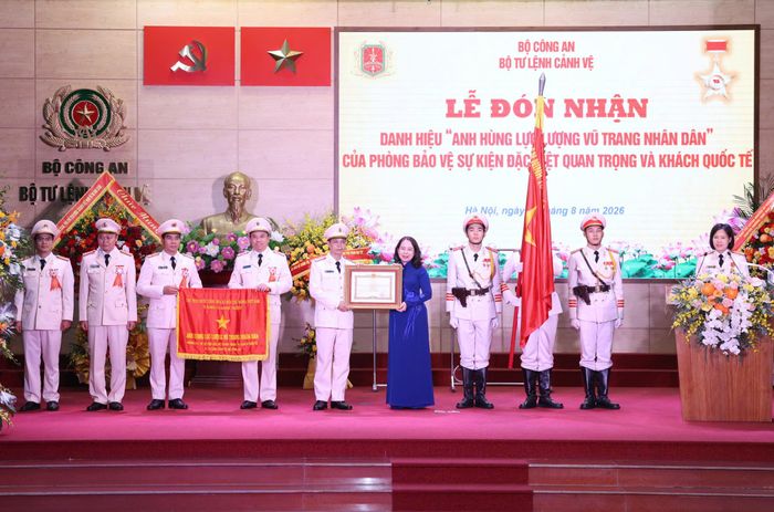 Phó Chủ tịch nước Võ Thị Ánh Xuân trao danh hiệu Anh hùng Lực lượng vũ trang nhân dân tặng Phòng 6, Bộ Tư lệnh Cảnh vệ, chiều 18-8. Ảnh: QUANG PHÚC