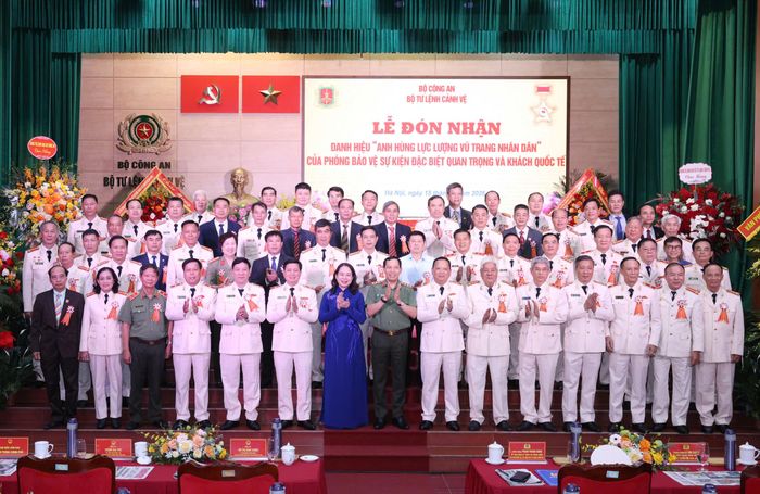 Phó Chủ tịch nước Võ Thị Ánh Xuân và lãnh đạo Bộ Công an chụp ảnh cùng các đại biểu tại buổi lễ. Ảnh: QUANG PHÚC