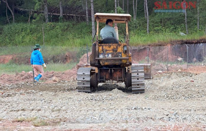  Các phương tiện đang gấp rút thi công để đưa bãi xe vào hoạt động. Ảnh: ĐOÀN KIÊN 