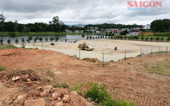  Bãi đậu xe tạm cạnh hồ Xuân Hương phục vụ cao điểm du lịch. Ảnh: ĐOÀN KIÊN 