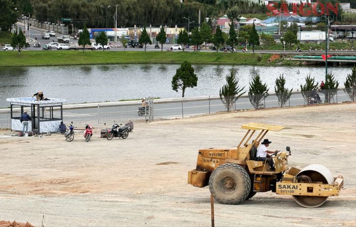  Vị trí bãi đậu xe tiếp giáp với hồ Xuân Hương, đáp ứng hàng trăm chỗ đậu xe các loại. Ảnh: ĐOÀN KIÊN 