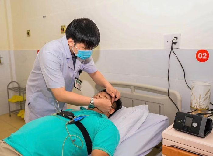 Bác sĩ điều trị cho bệnh nhân - Ảnh BVCC