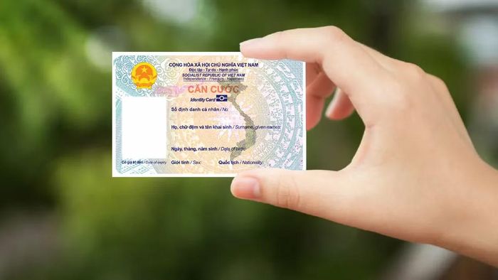 Đứng đầu danh sách là ảnh CCCD/CMND, bởi hình ảnh hai mặt giấy tờ có thể chứa họ tên, ngày sinh, số định danh, địa chỉ cùng nhiều dữ liệu dùng để xác thực danh tính, từ đó tạo điều kiện cho các hành vi giả mạo hoặc đăng ký dịch vụ trái phép.