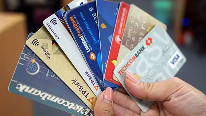 Ảnh thẻ ngân hàng cũng không nên được lưu lâu trên điện thoại, đặc biệt khi ảnh thể hiện cả hai mặt, bởi thông tin trên thẻ có thể bị lợi dụng cho các hành vi thanh toán hoặc gian lận nếu rơi vào tay kẻ xấu.