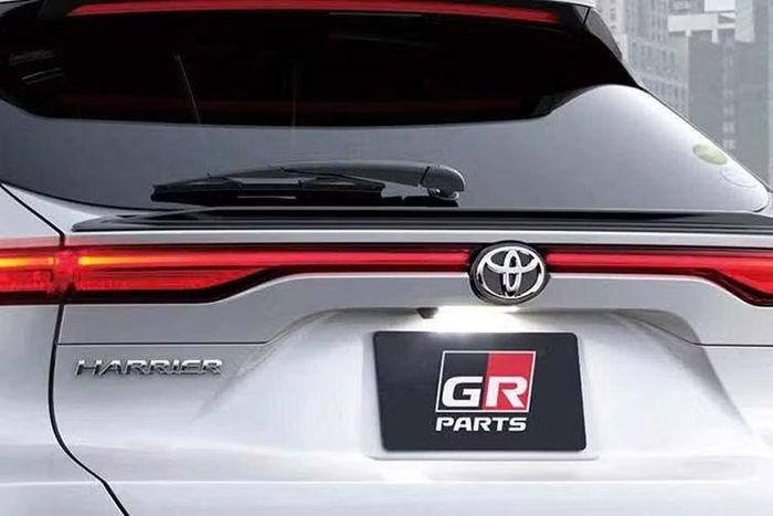 Ngoài ra, Toyota còn cung cấp tem trang trí GR, cánh gió cửa cốp, chắn mưa GR Sport, miếng bảo vệ tay nắm cửa và khung biển số. Bộ Aero Kit hoàn chỉnh có giá 413.000 yen (khoảng 2.800 USD).
