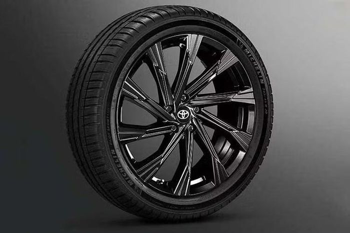 Không chỉ thay đổi diện mạo, Harrier còn có tùy chọn GR Performance Damper phía trước và sau. Theo Toyota, trang bị này hướng tới việc cải thiện sự cân bằng giữa độ thoải mái và khả năng ổn định khi xe vận hành ở tốc độ cao. Bộ giảm chấn có giá 99.000 yen, tương đương khoảng 621 USD.