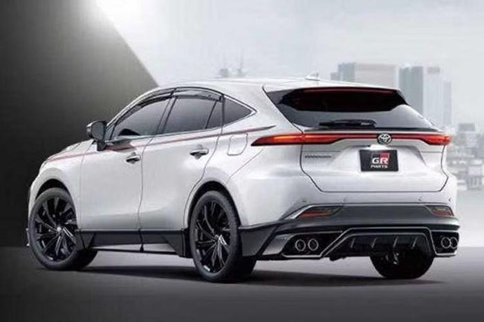 Về an toàn, Toyota Harrier 2.5L HEV được trang bị gói công nghệ Toyota Safety Sense với các tính năng như hệ thống tránh va chạm trước, cảnh báo lệch làn đường, hỗ trợ giữ làn, ga tự động thích ứng, đèn pha thích ứng và hỗ trợ biển báo giao thông.