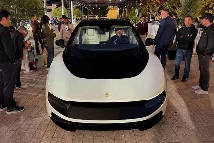 Chiếc siêu xe Ferrari Luce “Chassis 0” đặc biệt này sở hữu ngoại thất sơn màu trắng Madreperla Semi-Gloss. Xe sở hữu la-zăng 5 chấu 23 inch ở phía trước và 24 inch ở phía sau, kích thước lớn nhất từng trang bị trên một chiếc Ferrari sản xuất hàng loạt.