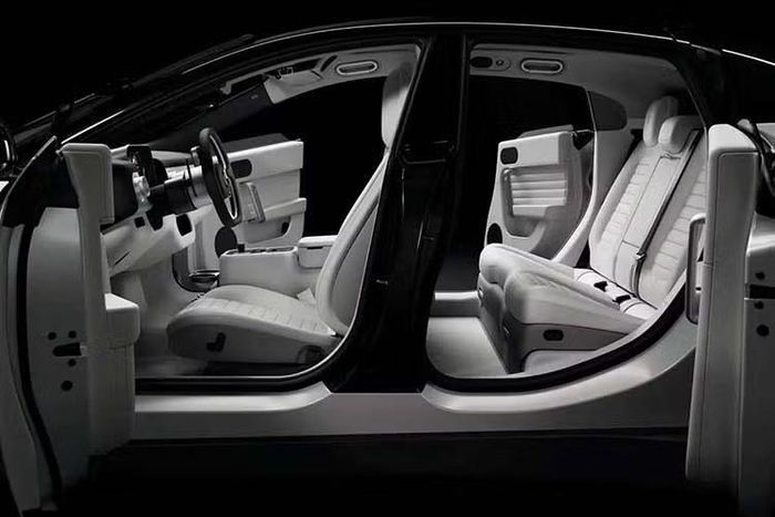 Cung cấp sức mạnh cho Ferrari Luce “Chassis 0” là hệ truyền động gồm bốn mô-tơ điện cho tổng công suất đạt 1.050 mã lực, trong khi mô-men xoắn cực đại ở mức 990 Nm. Cấu hình bốn mô-tơ cho phép hệ thống điều khiển phân bổ mô-men xoắn tới từng bánh, qua đó hỗ trợ khả năng kiểm soát và vận hành của xe.