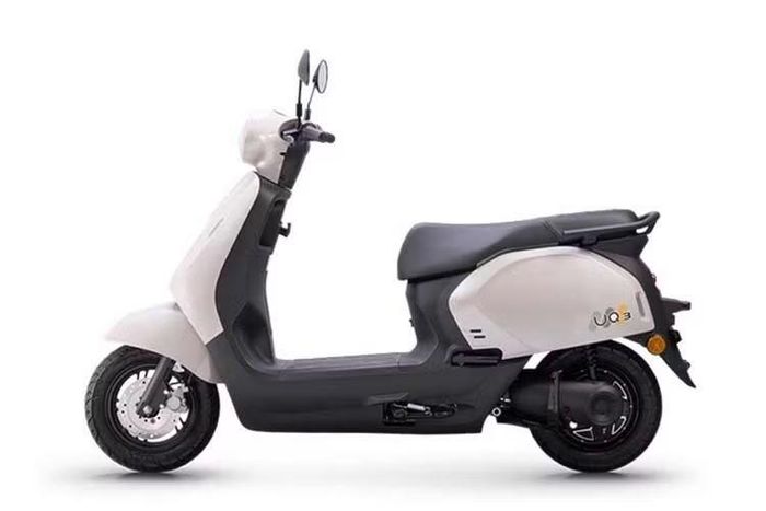 Honda UQ3 2026 sở hữu phong cách thiết kế mềm mại, tối giản với những đường nét thân xe gọn gàng, kết hợp cùng cụm đèn pha tròn mang hơi hướng cổ điển. Xe được hoàn thiện bằng công nghệ sơn bóng với quy trình sơn ba lớp, giúp tăng độ bóng cho bề mặt, đồng thời cải thiện khả năng chống trầy xước và duy trì màu sắc bền đẹp trong quá trình sử dụng.