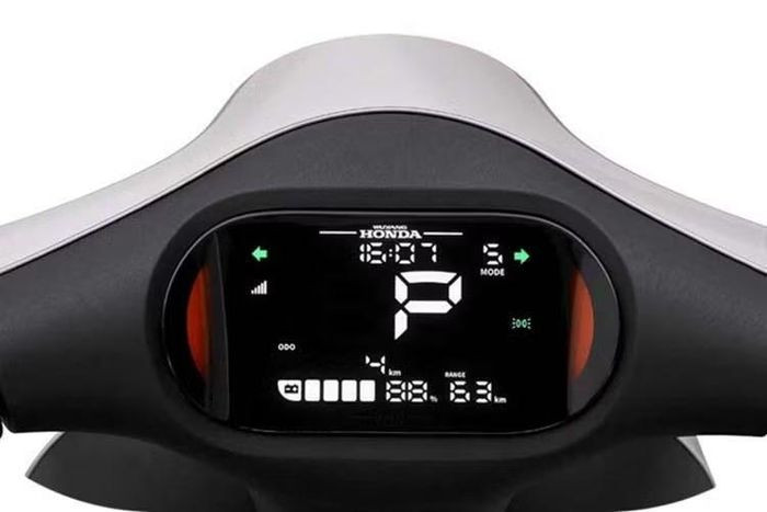 Về trang bị, xe máy điện Honda UQ3 được tích hợp màn hình LCD 5,5 inch hiển thị đầy đủ các thông tin vận hành. Xe còn sở hữu hệ thống kết nối thông minh WiLINK, hỗ trợ nhiều tính năng như lựa chọn chế độ lái, định vị xe theo thời gian thực, tìm xe bằng nút bấm và theo dõi lịch sử hành trình.