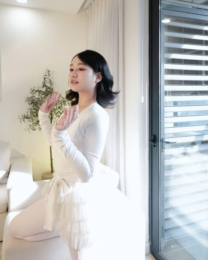 Nữ diễn viên xuất hiện với vẻ tự tin, thoải mái hơn trước ống kính, mang đến hình ảnh trẻ trung và tràn đầy sức sống. Ảnh: FB Trúc Anh
