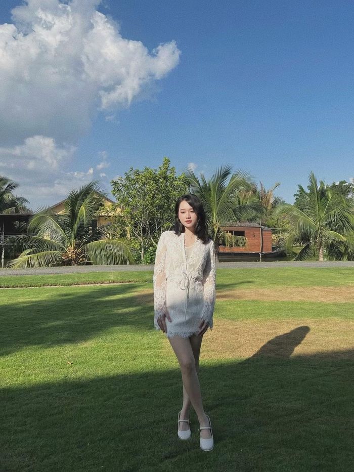 Trong những khoảnh khắc tự nhiên, gần như không có sự can thiệp của hiệu ứng chỉnh sửa, cô vẫn ghi điểm nhờ diện mạo tươi tắn và rạng rỡ. Ảnh: FB Trúc Anh