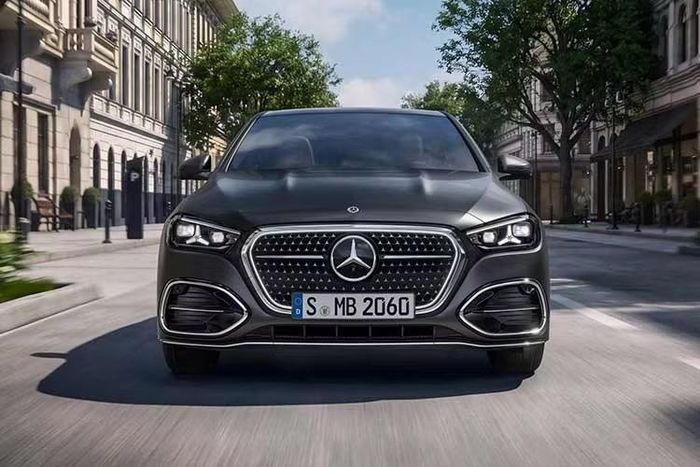 Khách hàng châu Âu cũng có thể lựa chọn hệ thống đánh lái bánh sau, cho phép bánh sau xoay tối đa 2,5 độ. Mercedes-Benz cho biết công nghệ này giúp bán kính quay vòng của xe giảm 43 cm xuống còn 10,64 m. Mercedes-Benz hiện chưa công bố giá bán của C-Class thế hệ mới tại thị trường Mỹ. Chỉ biết rằng, xe sẽ được đưa tới các đại lý trong nửa đầu năm 2027.
