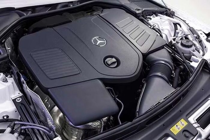 Một máy nén điện phụ mới được thiết kế để cải thiện khả năng phản hồi ở vòng tua thấp, trong khi máy phát điện tích hợp bộ đề có thể bổ sung tới 23 mã lực và 205 Nm cho xe. Chưa hết, Mercedes-Benz C-Class còn có tính năng overboost, có thể bổ sung 27 mã lực trong khoảng 20 giây mỗi lần kích hoạt.