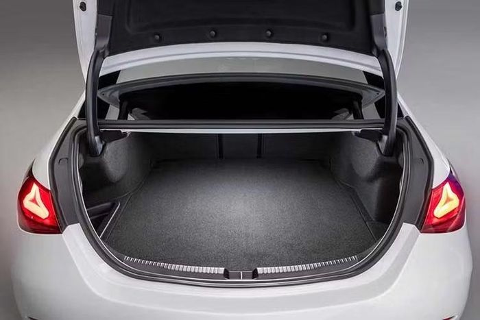 Dưới nắp ca-pô của Mercedes-Benz C-Class 2027 là động cơ xăng 4 xi-lanh, tăng áp, dung tích 2.0L được nâng cấp, kết hợp hệ thống mild hybrid 48 volt. Động cơ xăng sản sinh công suất tối đa 255 mã lực và mô-men xoắn cực đại 400 Nm.