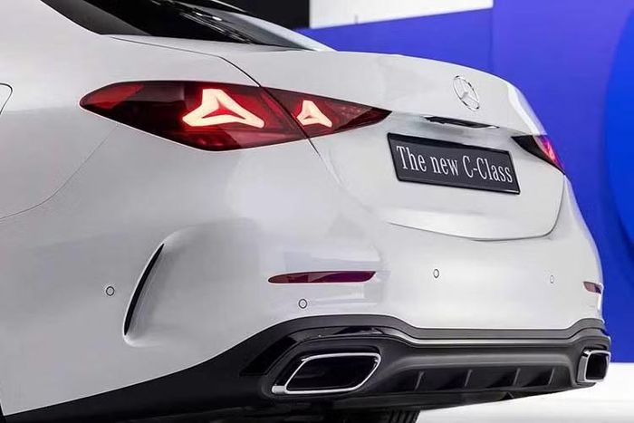 Bên cạnh đó là cụm đèn pha Digital Light tùy chọn hiện sử dụng công nghệ micro-LED, được Mercedes-Benz cho biết có khả năng tạo ra vùng chiếu sáng lớn hơn, độ phân giải cao hơn, đồng thời tiêu thụ điện ít hơn tới 50% so với trước đây.