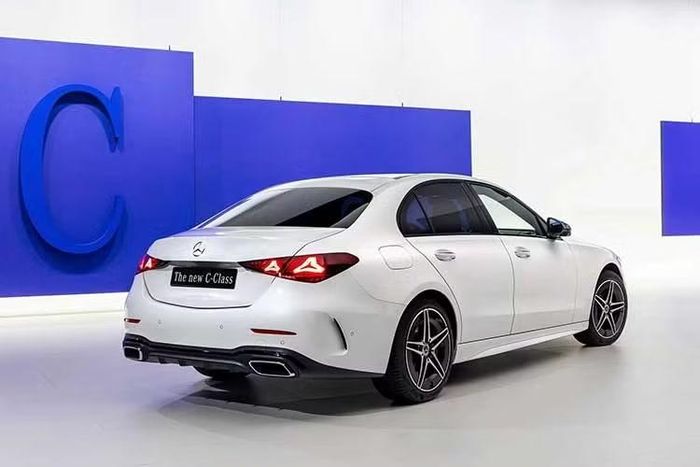 Mẫu sedan hạng sang Mercedes-Benz C-Class 2027 phiên bản nâng cấp này được trang bị ngôi sao trung tâm và viền lưới tản nhiệt đều phát sáng, cùng những ngôi sao mạ crôm nhỏ rải trên lưới tản nhiệt.