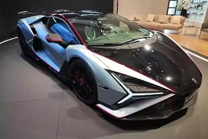 Lamborghini Revuelto SV sử dụng bộ mâm khóa tâm kích thước 20 inch ở phía trước và 21 inch ở phía sau. Bộ mâm này kết hợp với hệ thống phanh gốm-carbon CCM-R Plus mới, sở hữu “khả năng thông gió bắt nguồn từ xe đua” cùng “cấu trúc carbon 3D cải tiến”. Đĩa phanh có đường kính 420 mm ở phía trước và 410 mm ở phía sau.