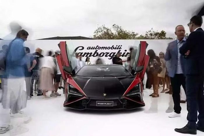 Những thông số trên chiếc Lamborghini Revuelto SV 2026 mới này cao hơn 49 mã lực so với phiên bản tiêu chuẩn, giúp Revuelto SV tăng tốc từ 0-100 km/h trong 2,4 giây, từ 0-200 km/h trong 6,7 giây và đạt tốc độ tối đa hơn 345 km/h.