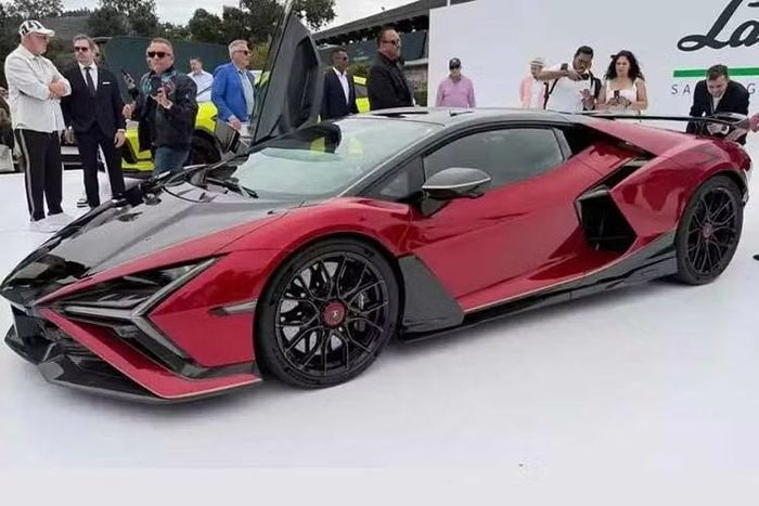 Tuy nhiên, đây chỉ là cách nói giảm nhẹ về những thay đổi trên xe bởi Revuelto SV là “mẫu Lamborghini sản xuất thương mại mạnh nhất và nhanh nhất từng được chế tạo tại Sant’Agata Bolognese”. Cụ thể, xe sử dụng động cơ xăng V12, hút khí tự nhiên, dung tích 6.5L, kết hợp với hai mô-tơ điện từ thông dọc đặt phía trước.