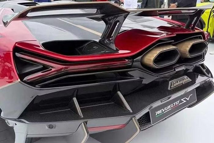 Ngoài ra, xe còn có một mô-tơ điện khác nằm phía trên hộp số tự động ly hợp kép 8 cấp. Các mô-tơ điện này được kết hợp với bộ pin lithium-ion có dung lượng 7,3 kWh mới, giúp “đảm bảo độ ổn định về hiệu suất cao hơn tới 4 lần so với Revuelto”. Tổng công suất của xe đạt 1.050 mã lực và mô-men xoắn cực đại 1.425 Nm.