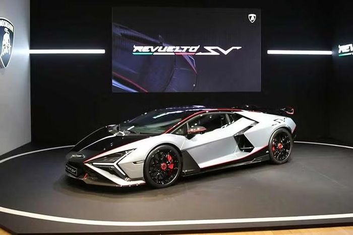 Nhờ hàng loạt thay đổi trên, Lamborghini Revuelto SV tạo ra lực ép xuống mặt đường lớn hơn 80% so với xe tiêu chuẩn và cao hơn 10% so với Aventador SVJ thế hệ trước. Sẽ chỉ có 1.963 chiếc Lamborghini Revuelto SV được sản xuất và bán ra thị trường. Mẫu xe này có khả năng tùy biến ở mức độ cao nên chắc chắn giá bán cũng sẽ rất đắt đỏ.