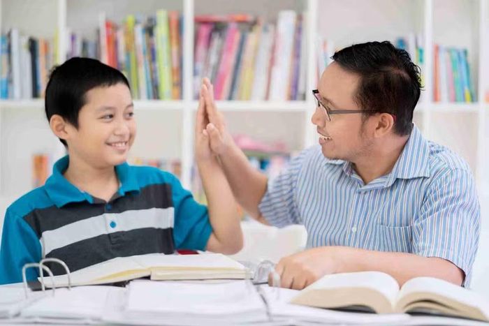 Nhiều nghiên cứu trong những năm gần đây cho thấy, áp lực thành tích từ gia đình có thể khiến trẻ mất động lực học tập và gặp nhiều vấn đề về sức khỏe tinh thần. Ảnh minh họa
