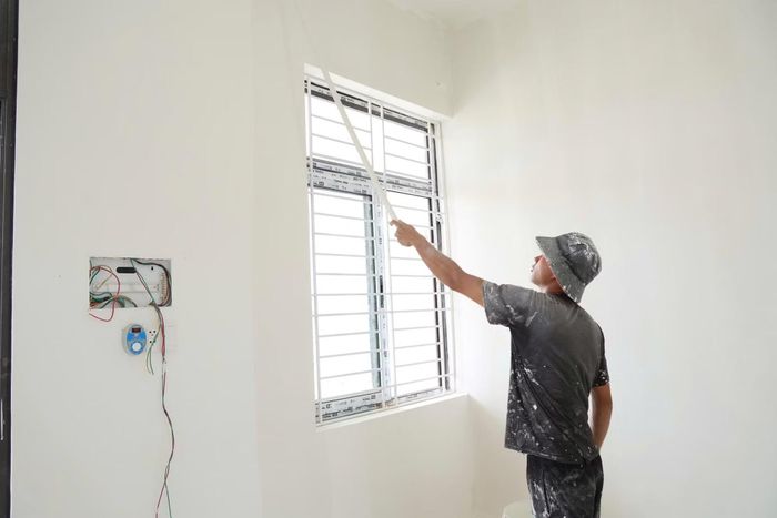 Công nhân hoàn thiện trường liên cấp xã Hương Khê.