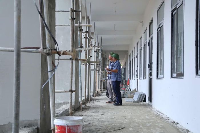 Các đơn vị kiểm tra, đôn đốc tiến độ thi công tại các trường liên cấp.