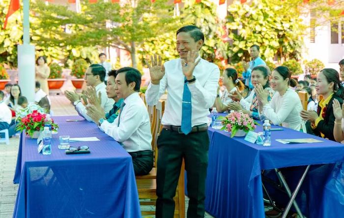 Ông Lại Văn Tâm, Hiệu trưởng Trường Tiểu học Bình Lợi.