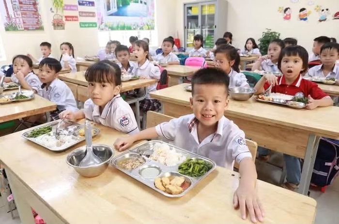 Học sinh Trường Tiểu học Tây Đằng A (Quảng Oai, Hà Nội) trong giờ ăn trưa. Ảnh tư liệu: Đình Tuệ