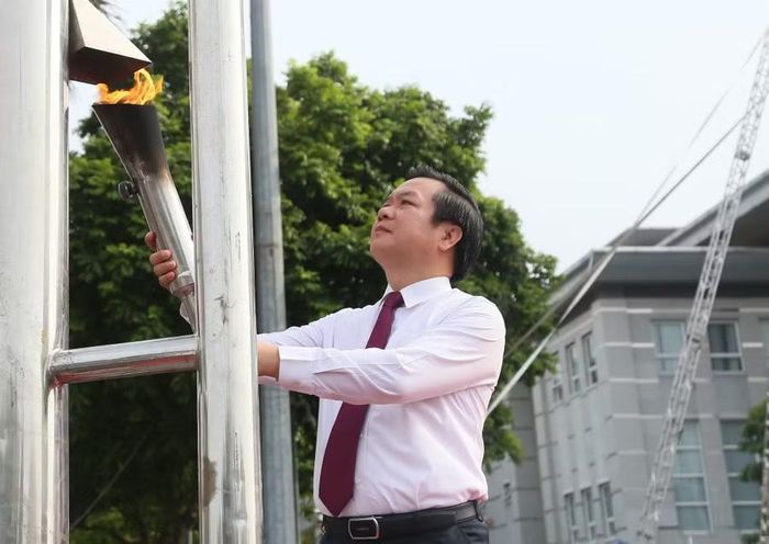 Ông Phạm Quang Ngọc - Bí thư Tỉnh ủy Hưng Yên thực hiện nghi thức thắp sáng đài lửa Đại hội.