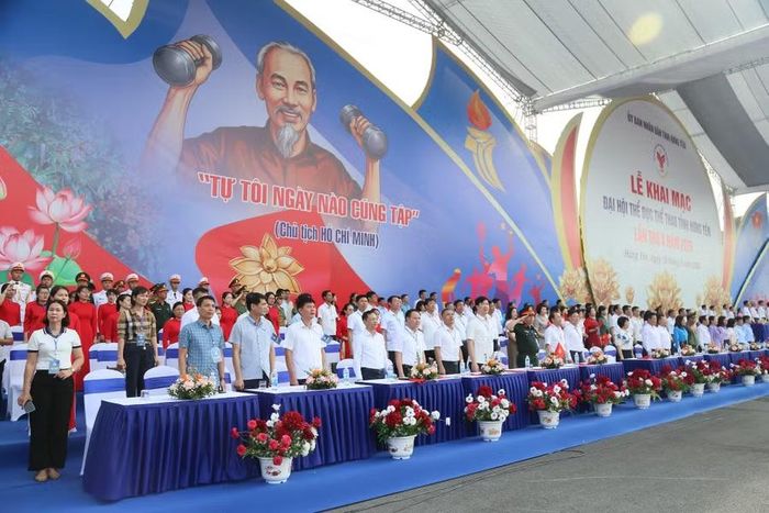 Đại biểu dự lễ khai mạc.