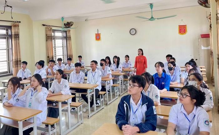 Một buổi học của cô và trò Trung tâm Giáo dục thường xuyên Thái Nguyên.