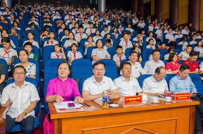 Đại biểu tham dự chương trình.