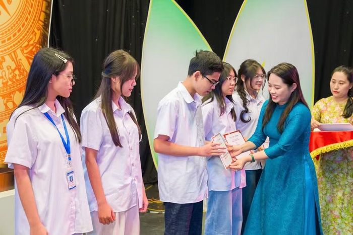Học sinh lớp 9 đoạt giải cấp tỉnh môn tiếng Anh nhận học bổng.