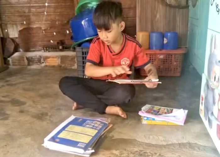 Em Ksor Đam chuẩn bị sách vở cho năm học mới. Ảnh: Địa phương cung cấp.
