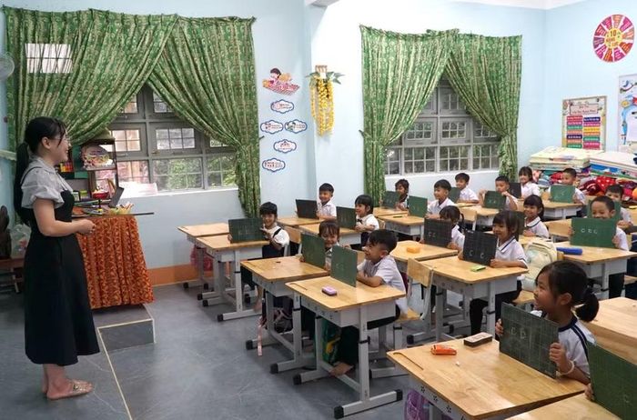 Học sinh lớp 1, Trường Phổ thông Nội trú Tiểu học và THCS Dục Nông (xã Dục Nông, tỉnh Quảng Ngãi) làm quen với tiếng Việt.